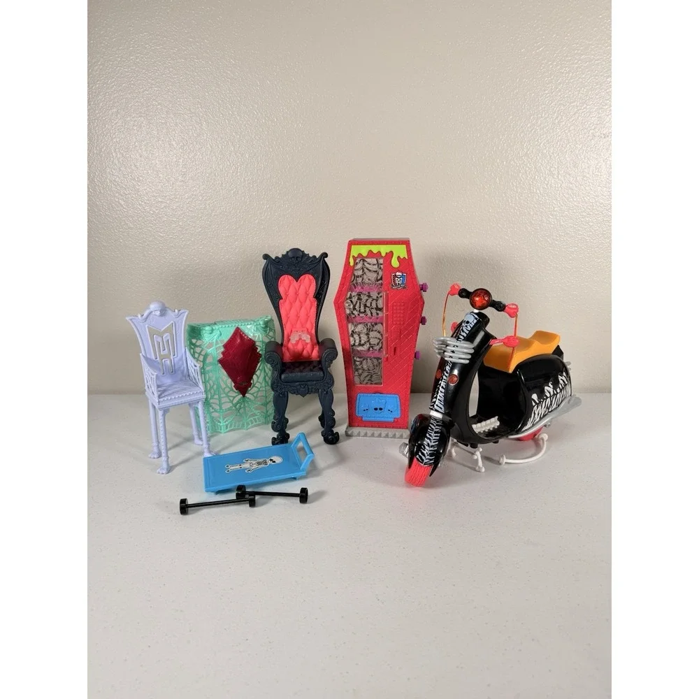 Monster High Mixed Doll Furniture Accessory Lot Beds Chairs Dolls Parts Clothes
